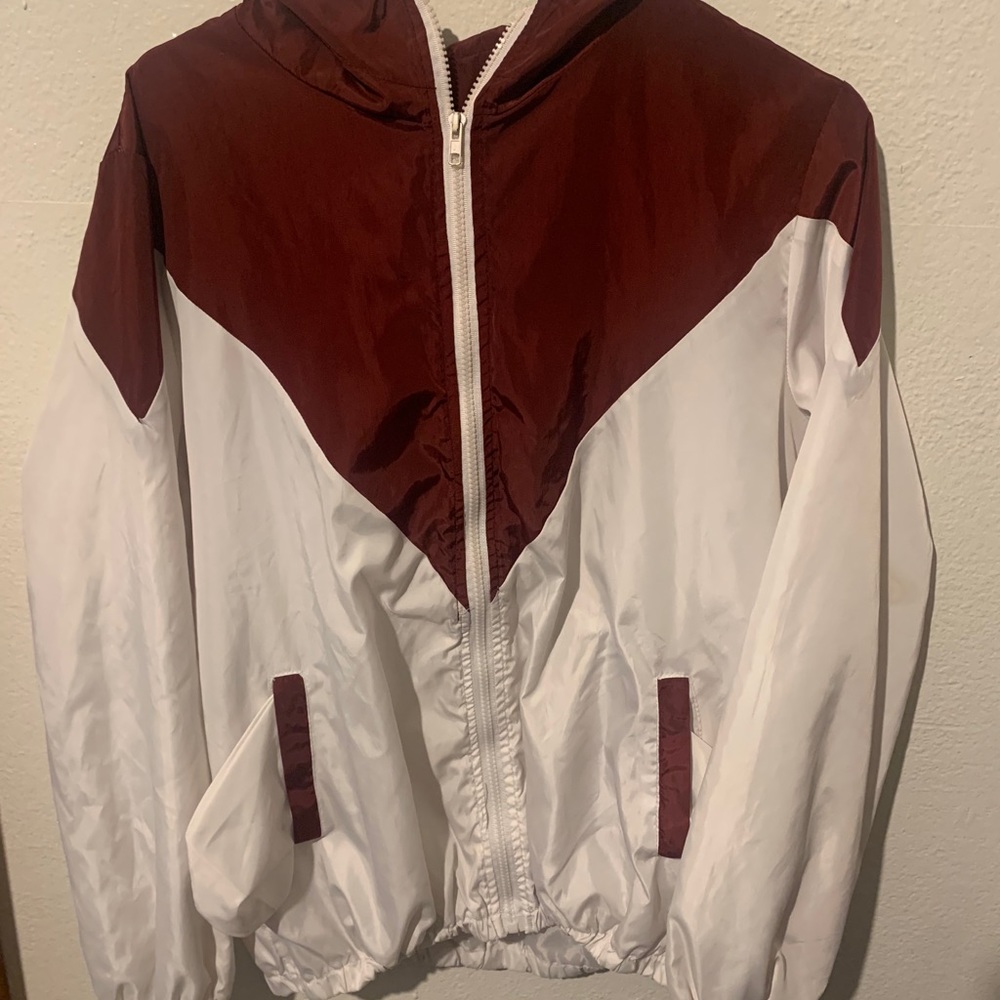 Marrón and white windbreaker